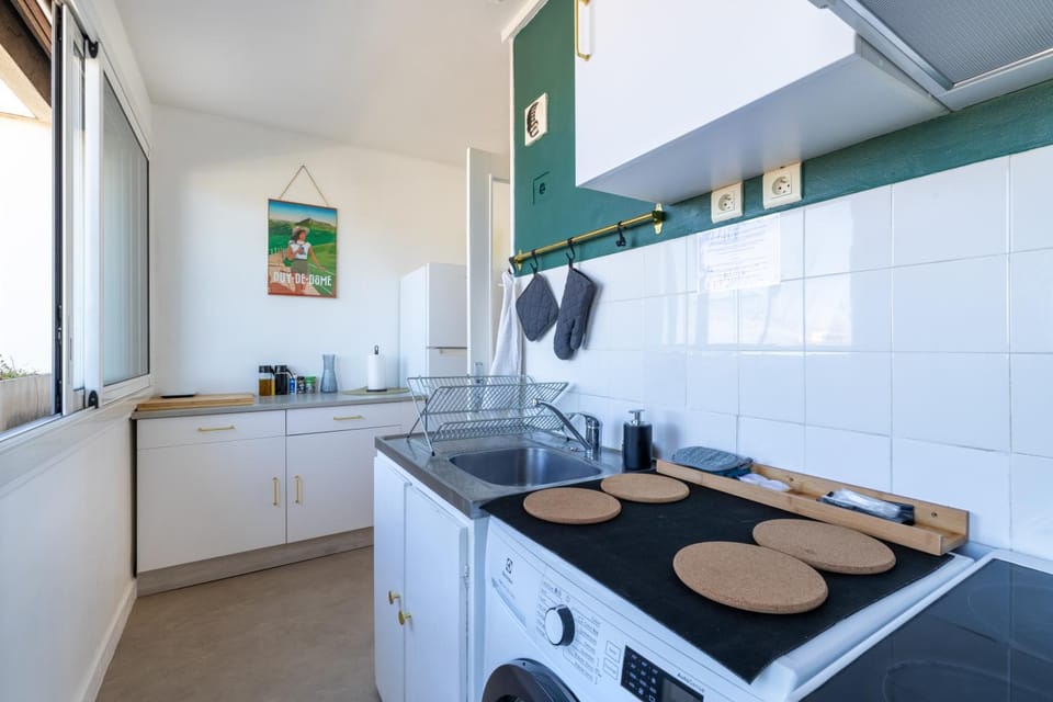 Kitchen or kitchenette, pet friendly, stove, toaster