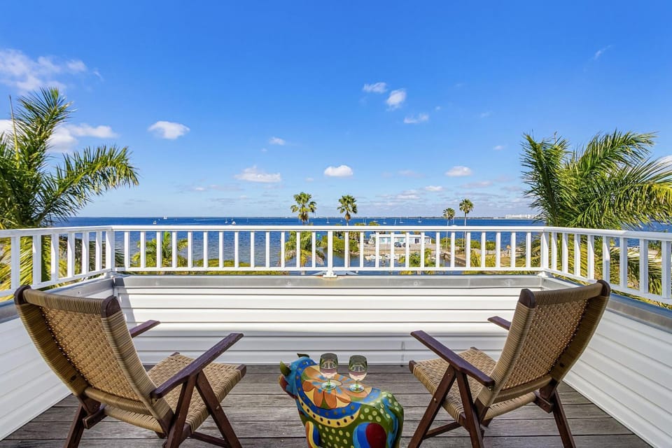 Harbor View Retreat with Heated Pool, Wraparound Decks & Sunset Vibes - Sunset Harbor - Roelens House in Punta Gorda