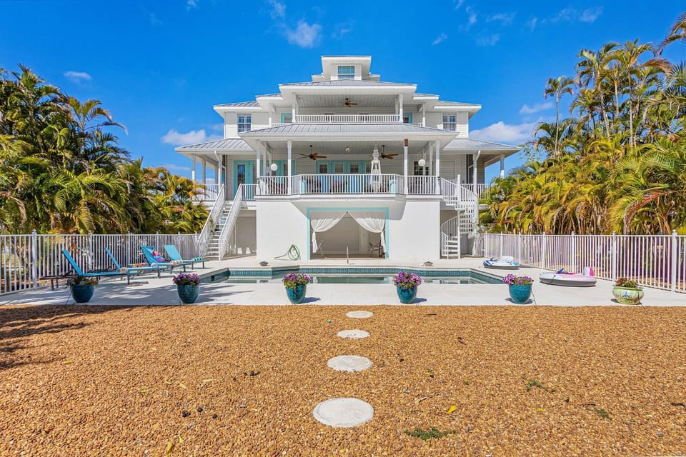 Harbor View Retreat with Heated Pool, Wraparound Decks & Sunset Vibes - Sunset Harbor - Roelens House in Punta Gorda