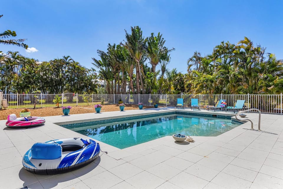 Harbor View Retreat with Heated Pool, Wraparound Decks & Sunset Vibes - Sunset Harbor - Roelens House in Punta Gorda