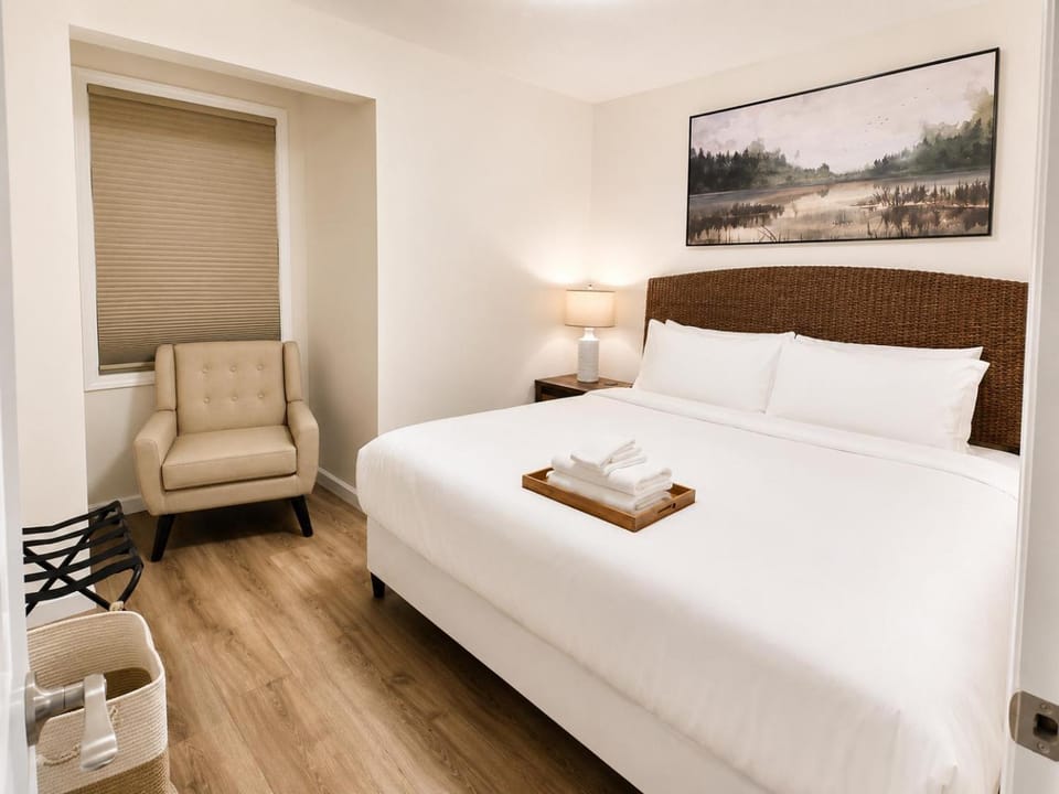 Bed, Photo of the whole room, Decorative detail, Seating area, Bedroom