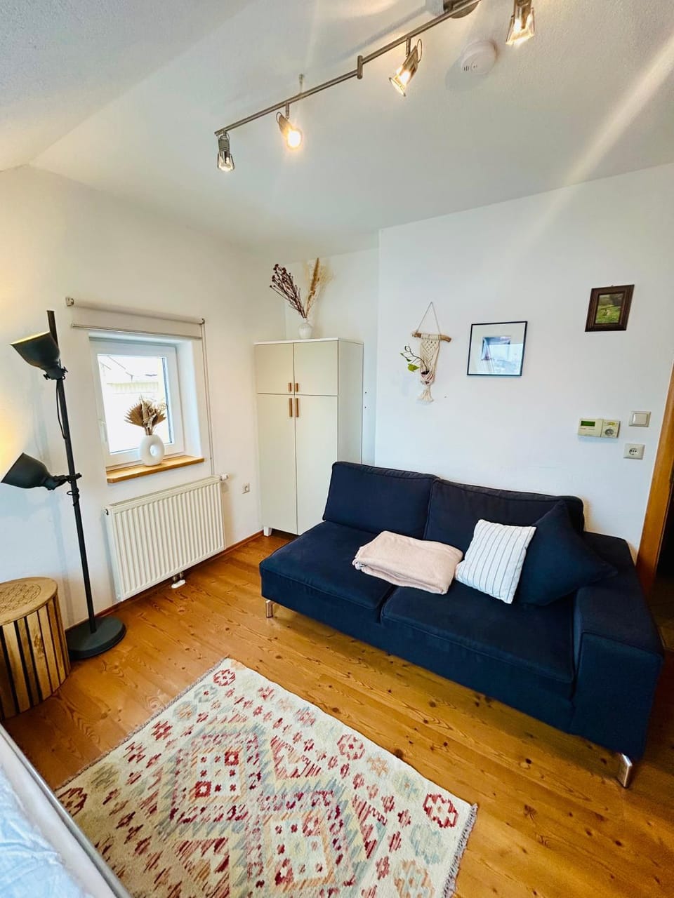 Bed, Living room, Photo of the whole room, Seating area, Bedroom