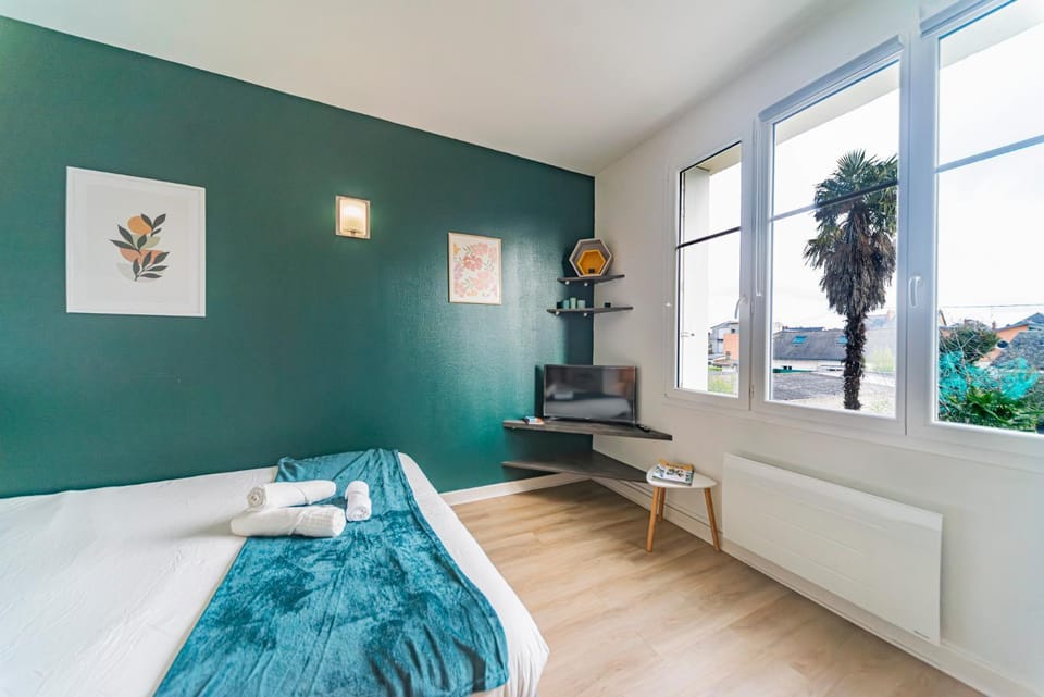 Photo of the whole room, Bedroom