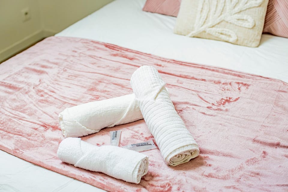Bed, towels