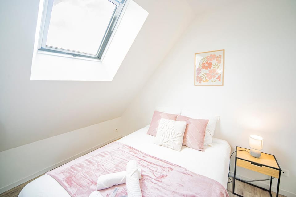 Photo of the whole room, Bedroom