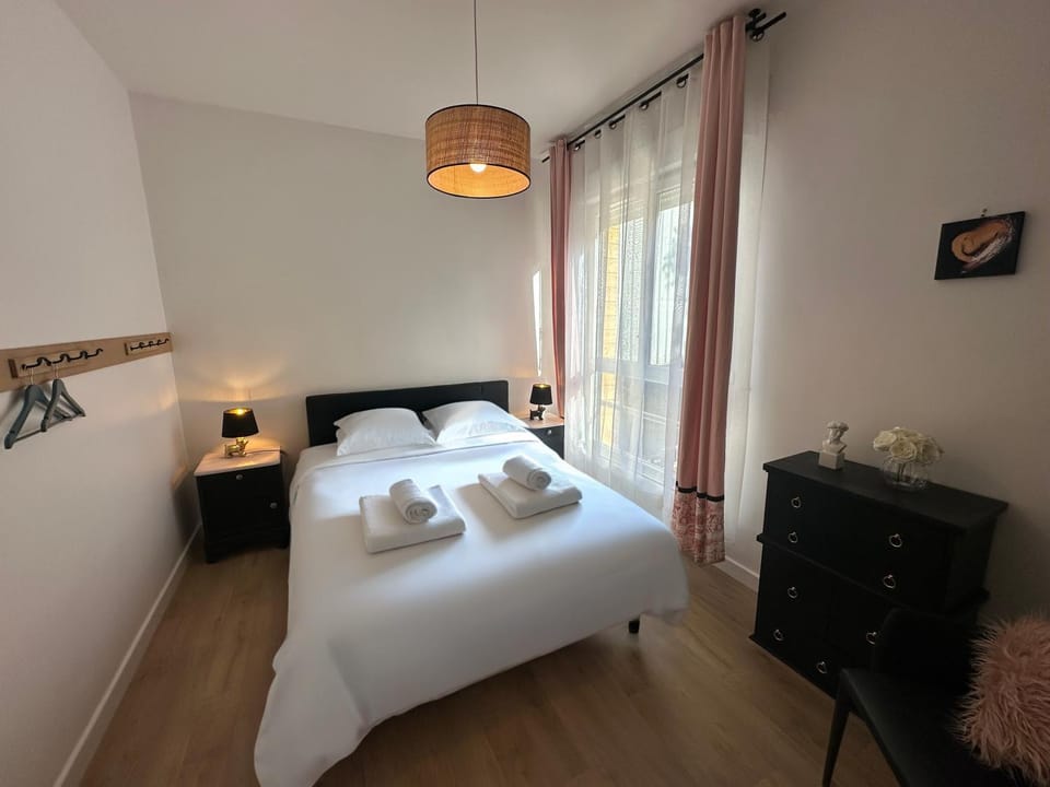 Bed, Photo of the whole room, Bedroom, towels