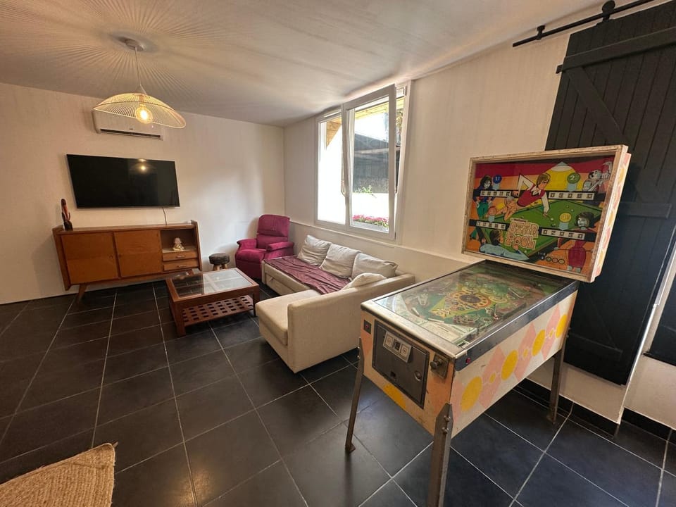 TV and multimedia, Living room, Seating area, Evening entertainment