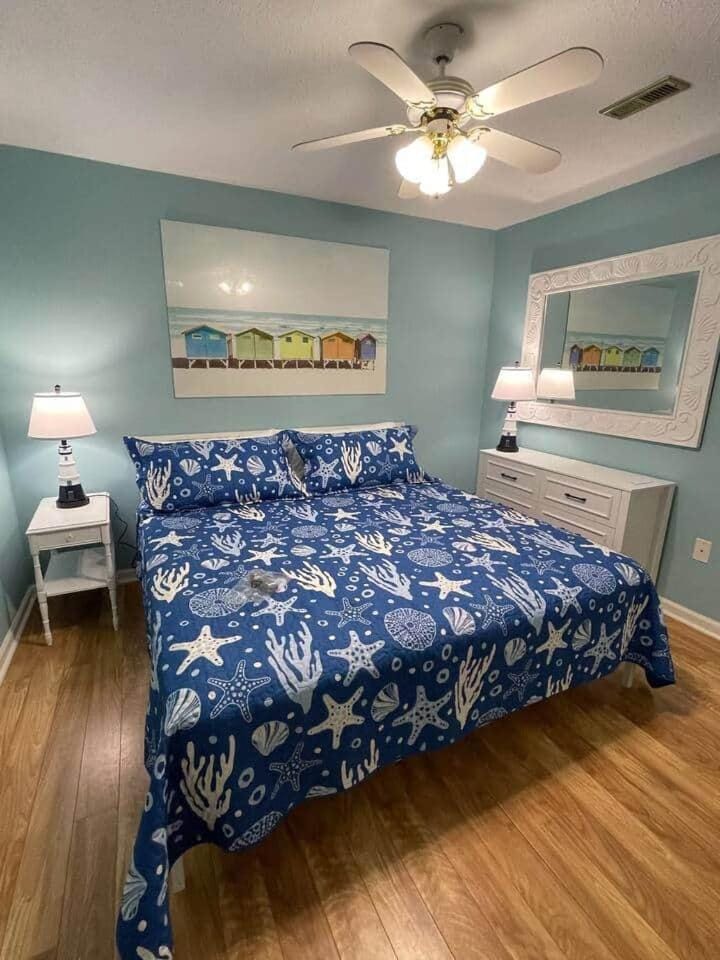 Cute house~ beachy vibes! Bike & Pet Friendly House in Surfside Beach