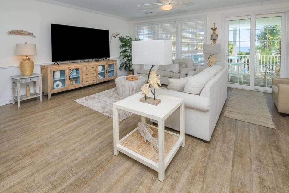 Coastal Comfort - Surfside Beach House in Surfside Beach