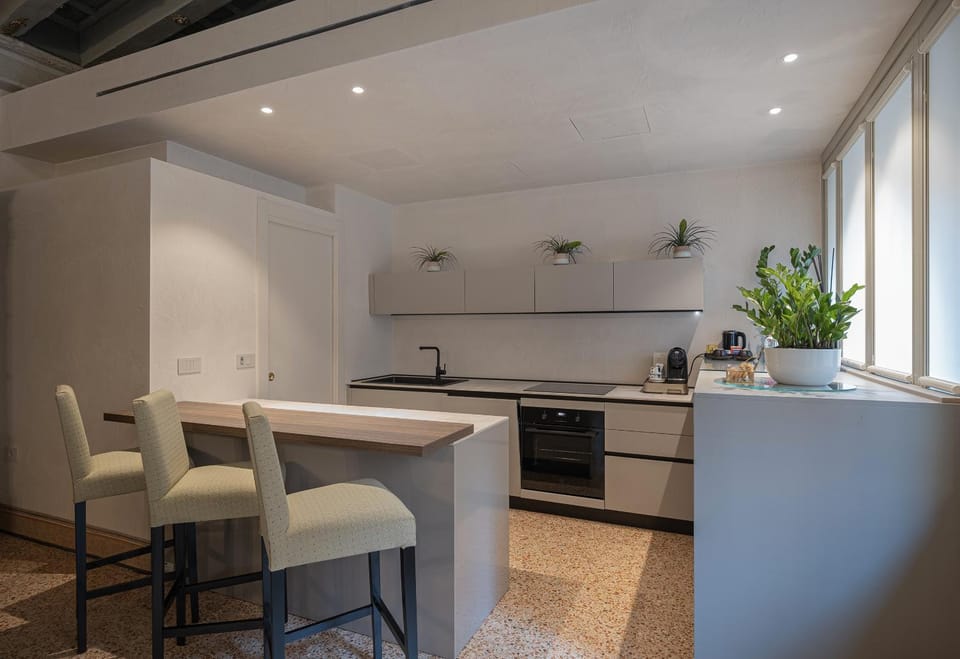 Kitchen or kitchenette, Dining area, stove