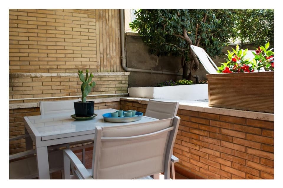 Ostia Holiday Secret Garden Apartment in Ostia