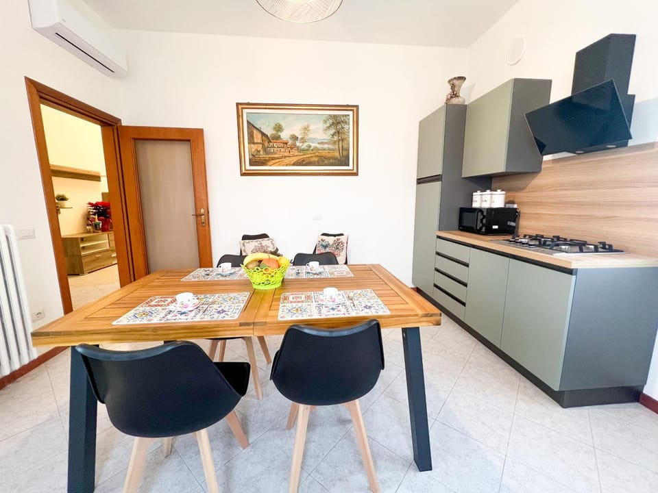 Kitchen or kitchenette, Dining area, stove