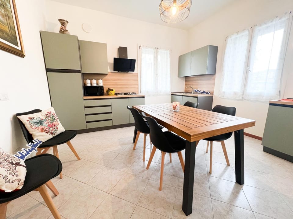 Kitchen or kitchenette, Dining area