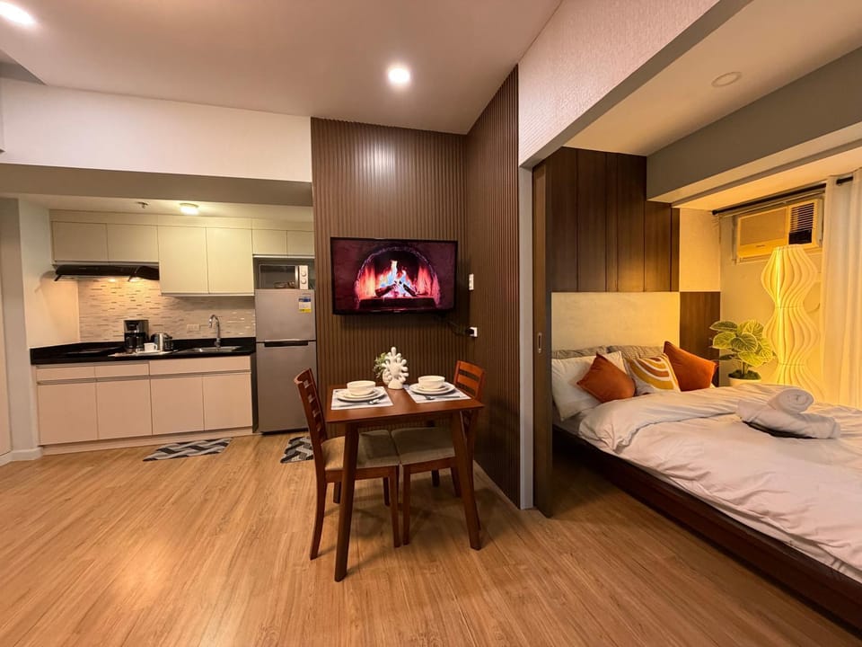 Bed, TV and multimedia, Kitchen or kitchenette, Living room, Photo of the whole room, Dining area, Bedroom