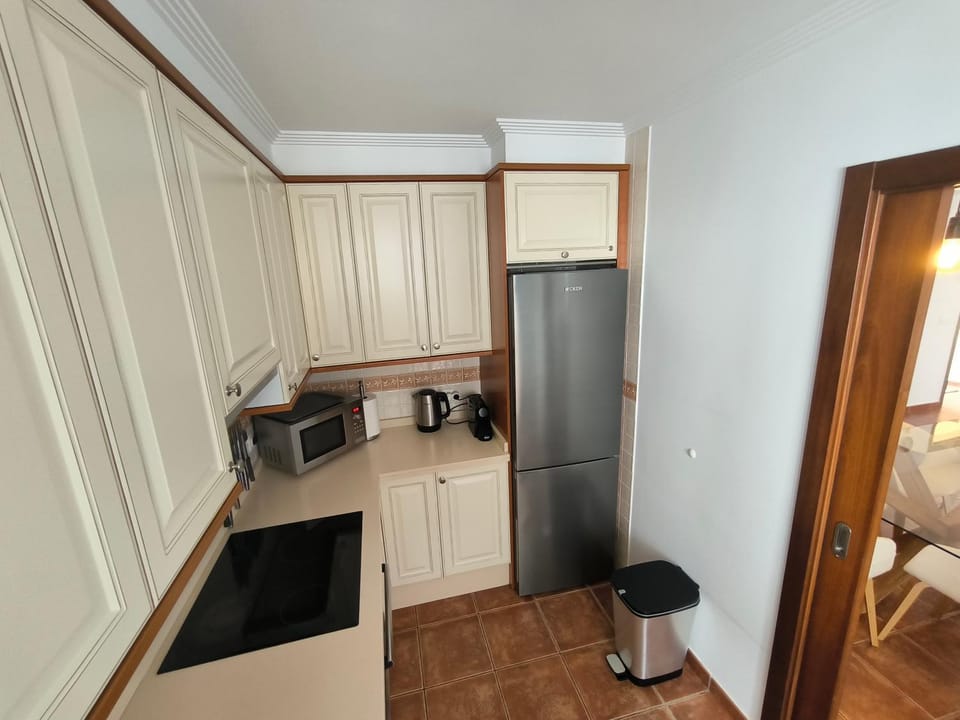 Coffee/tea facilities, Kitchen or kitchenette, stove, toaster