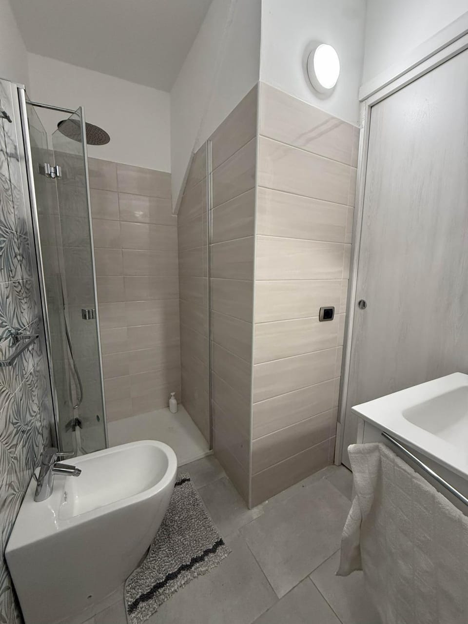Shower, Toilet, Bathroom, towels