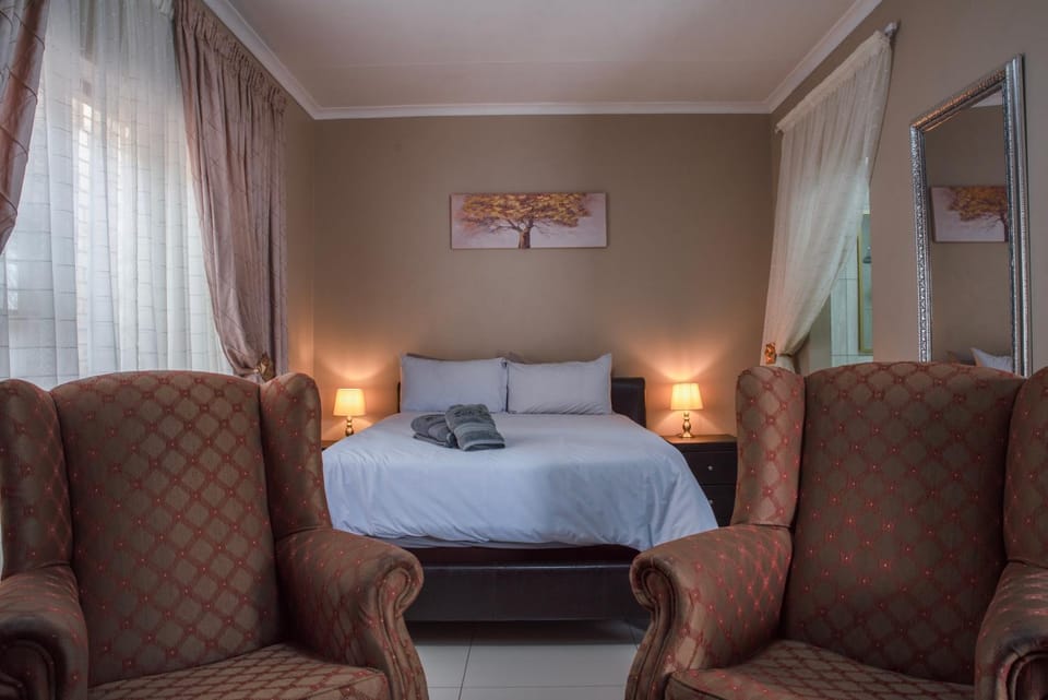 Bed, Living room, Photo of the whole room, Seating area, Bedroom