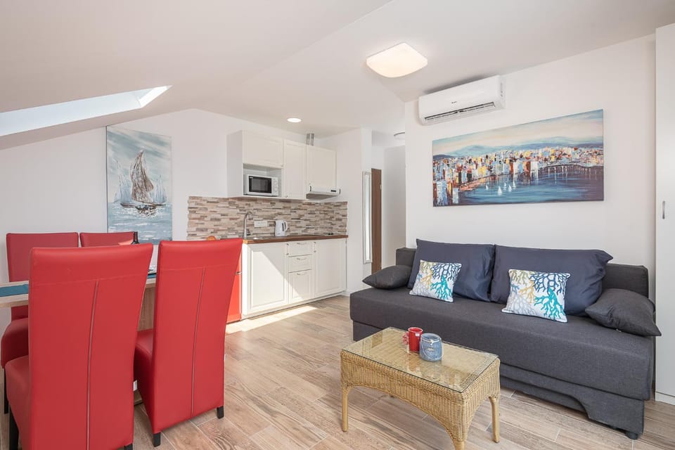 TV and multimedia, Kitchen or kitchenette, Living room, Seating area, Dining area, air conditioner