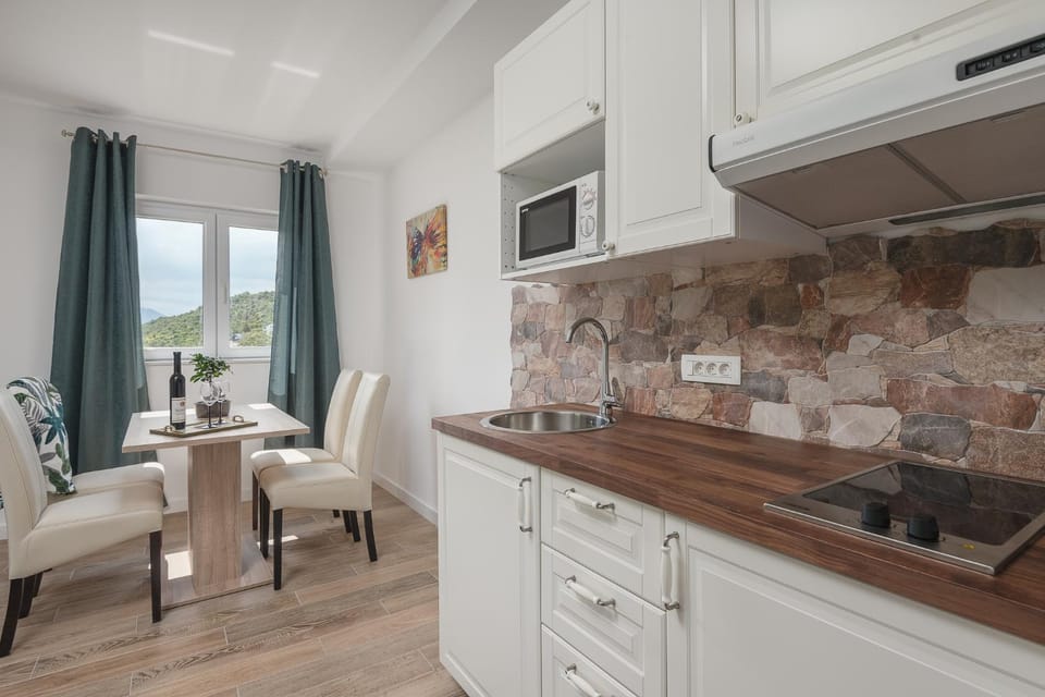 Kitchen or kitchenette, Dining area, stove
