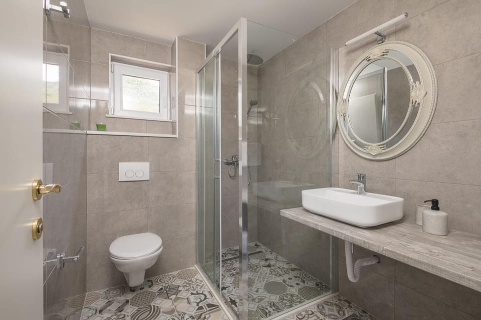 Shower, Toilet, Bathroom, towels