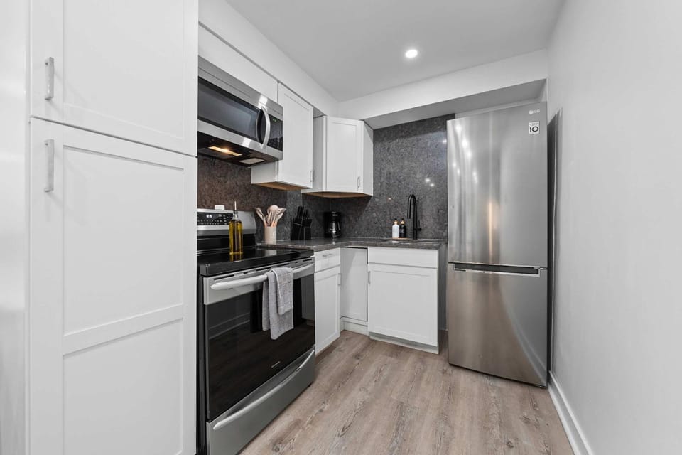 microwave, stove, kitchen