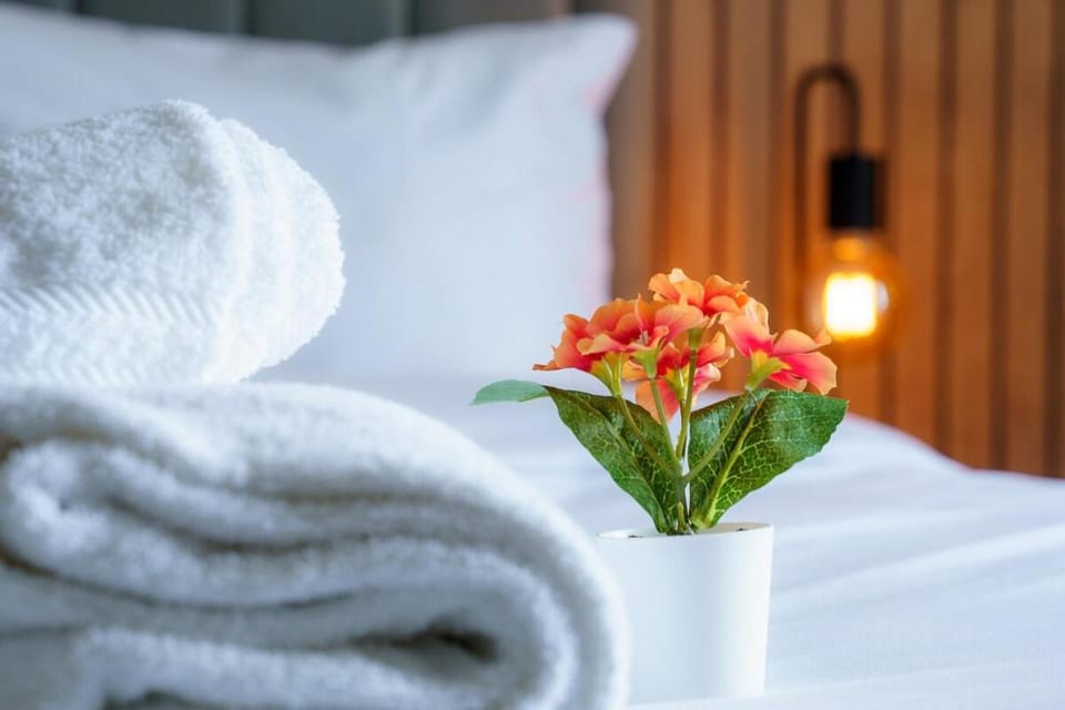 Bed, Bedroom, towels