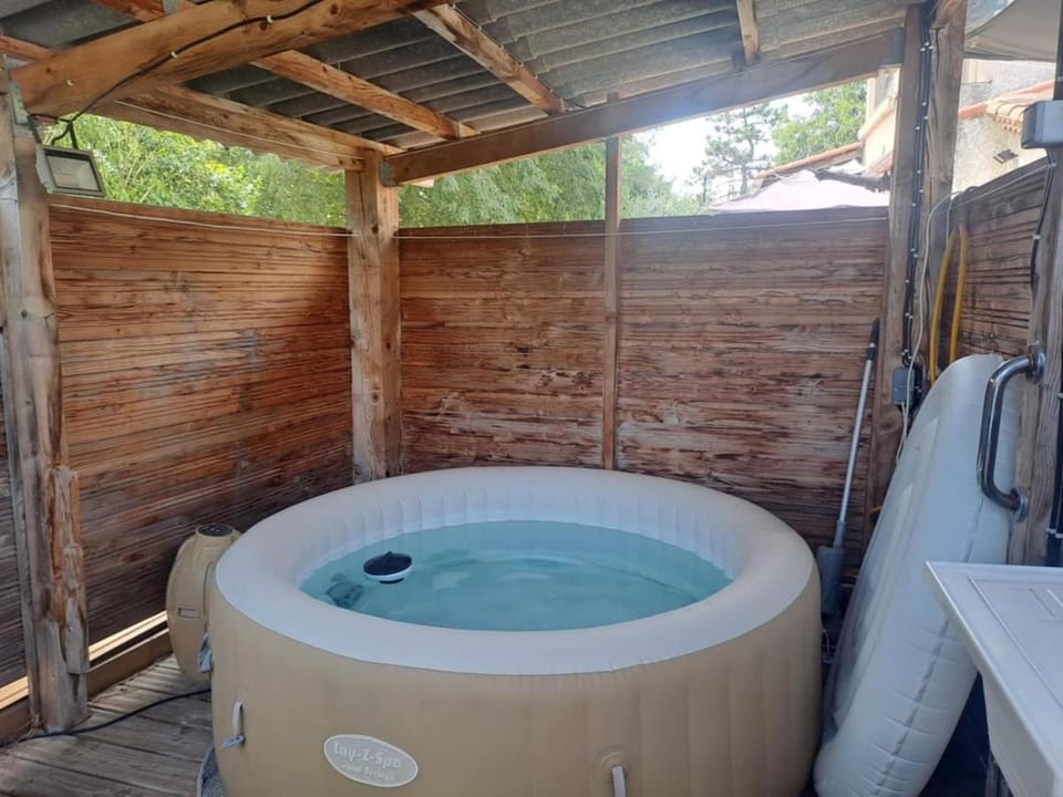 Le Chalet de Saint Julien Bois et tradition House in Occitanie
