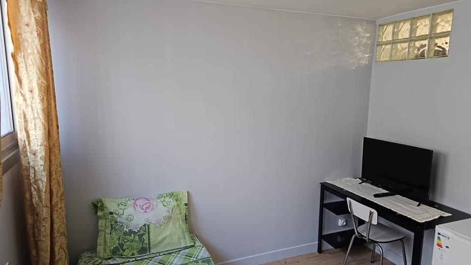 Chambre Premium Métro au pied Confort hôtel Tlse Bed and Breakfast in Toulouse