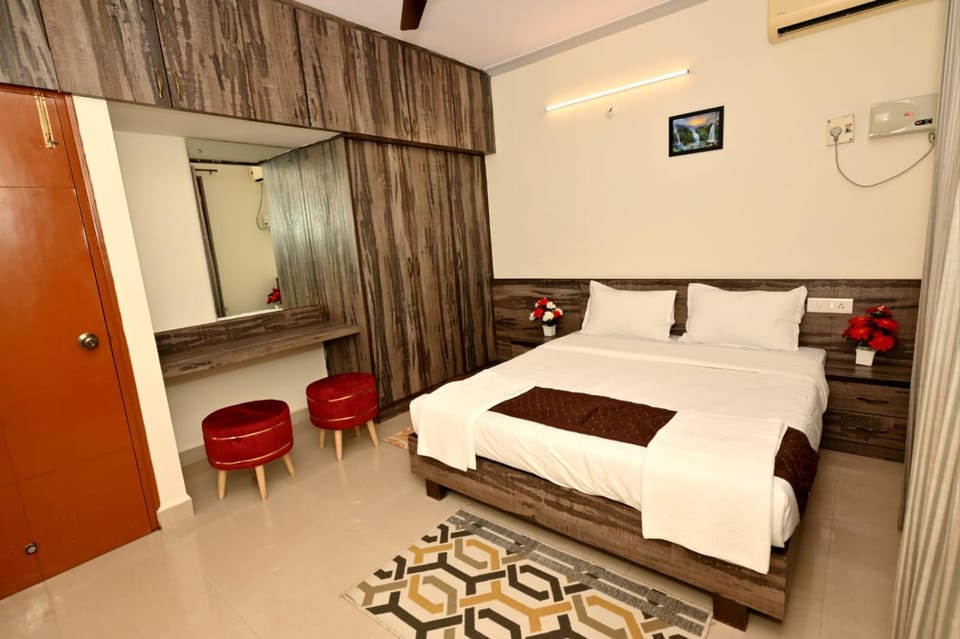 Bed, Photo of the whole room, Bedroom, wardrobe, air conditioner