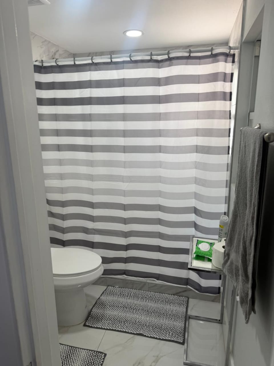 Modern private efficiency Miami Gardens Apartment in Miami Gardens