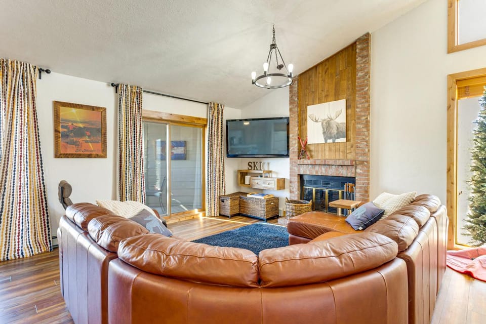 Inviting & Cozy Fraser Condo: Steps to Ski Shuttle House in Fraser