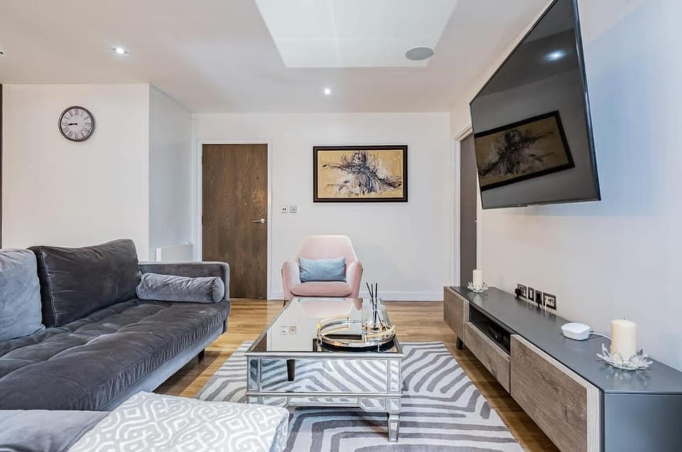 3 Bed East Drive Flat Apartment in Edgware