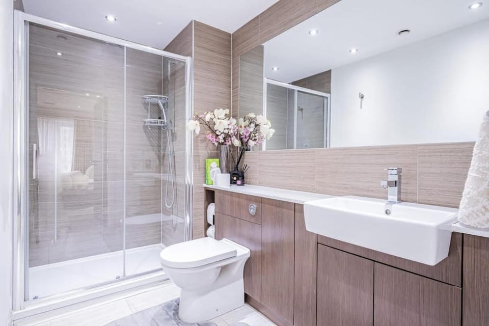 3 Bed East Drive Flat Apartment in Edgware