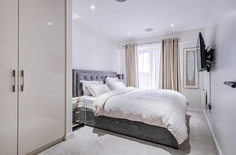3 Bed East Drive Flat Apartment in Edgware