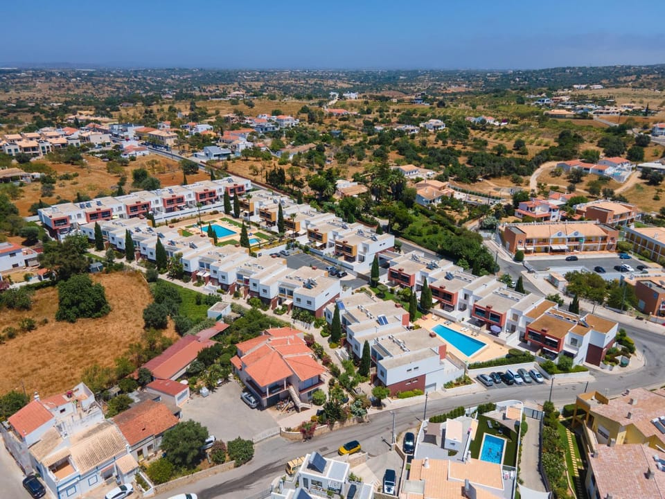 Bird's eye view, Location