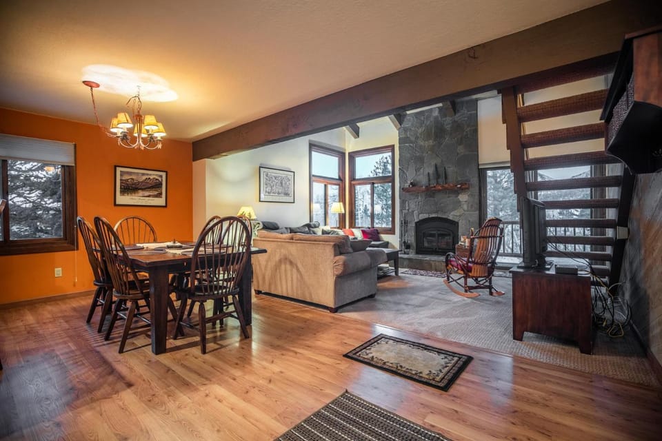 Mammoth Creek Unit 28 House in Mammoth Lakes