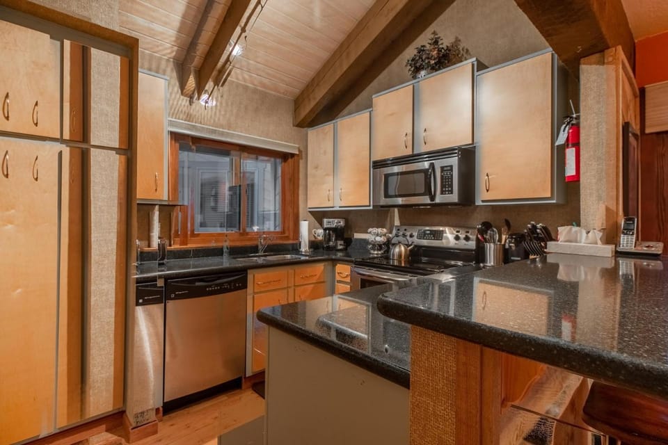 Mammoth Creek Unit 28 House in Mammoth Lakes