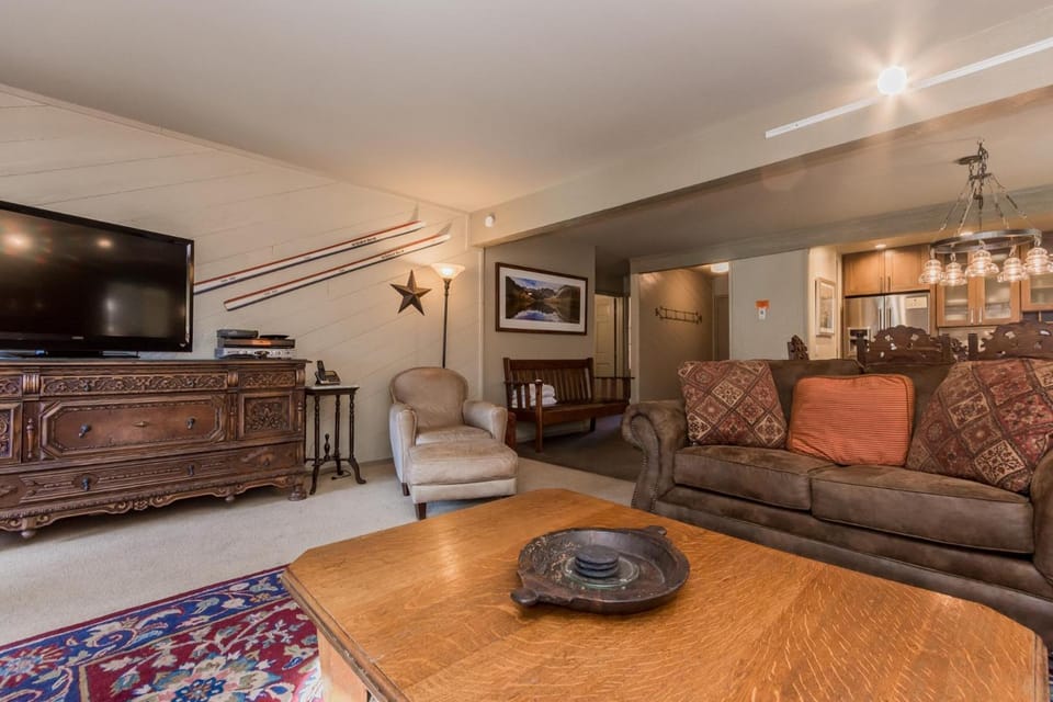 Mammoth Creek Unit 57 House in Mammoth Lakes
