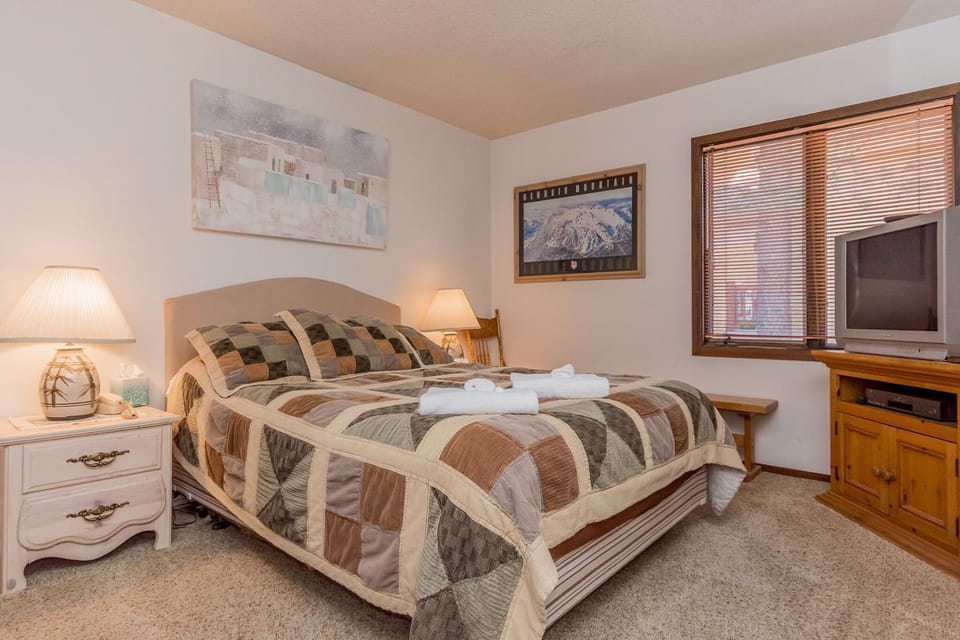 Mammoth Creek Unit 14 House in Mammoth Lakes