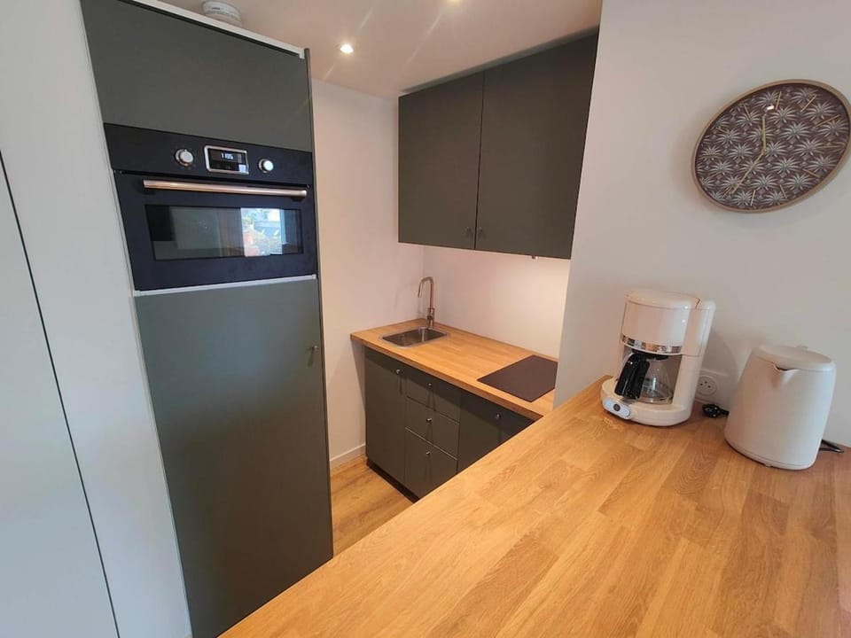 Coffee/tea facilities, oven, toaster