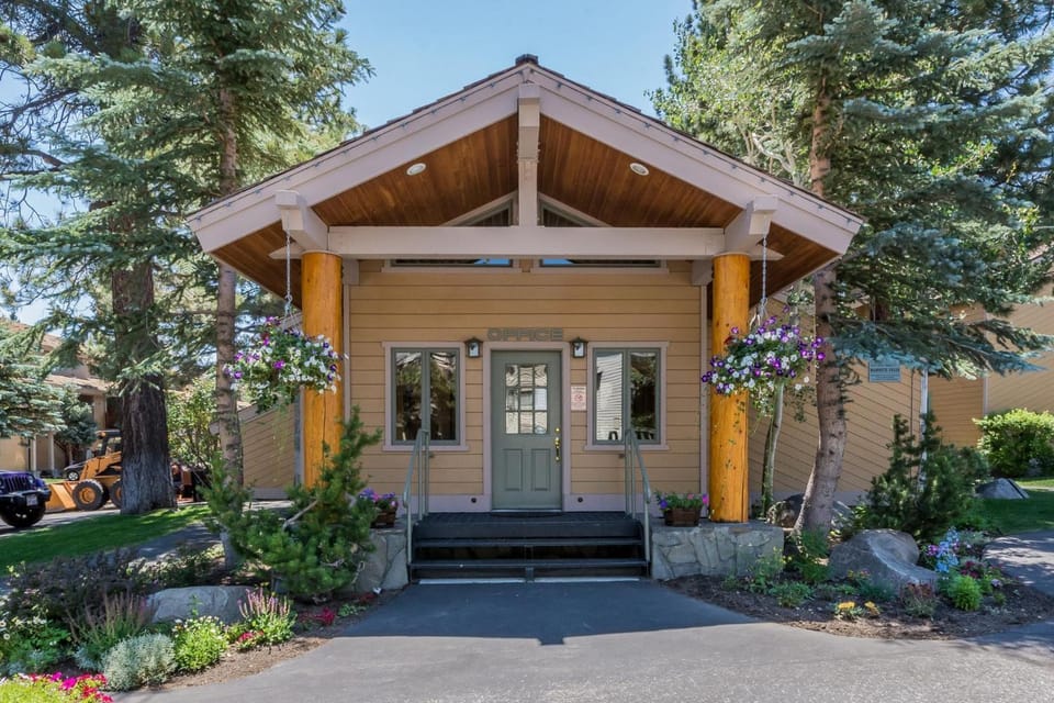 Mammoth Creek Unit 52 House in Mammoth Lakes