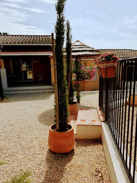 Gîtes de l'Hacienda 5 House in Alès