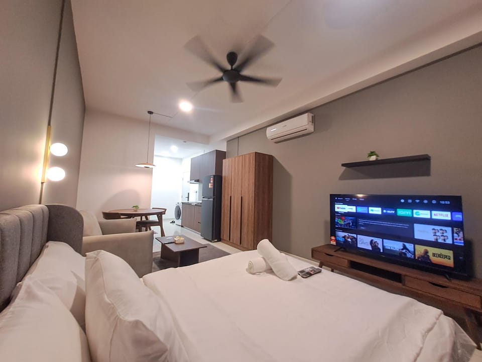 Bed, TV and multimedia, Living room, Bedroom, towels, air conditioner