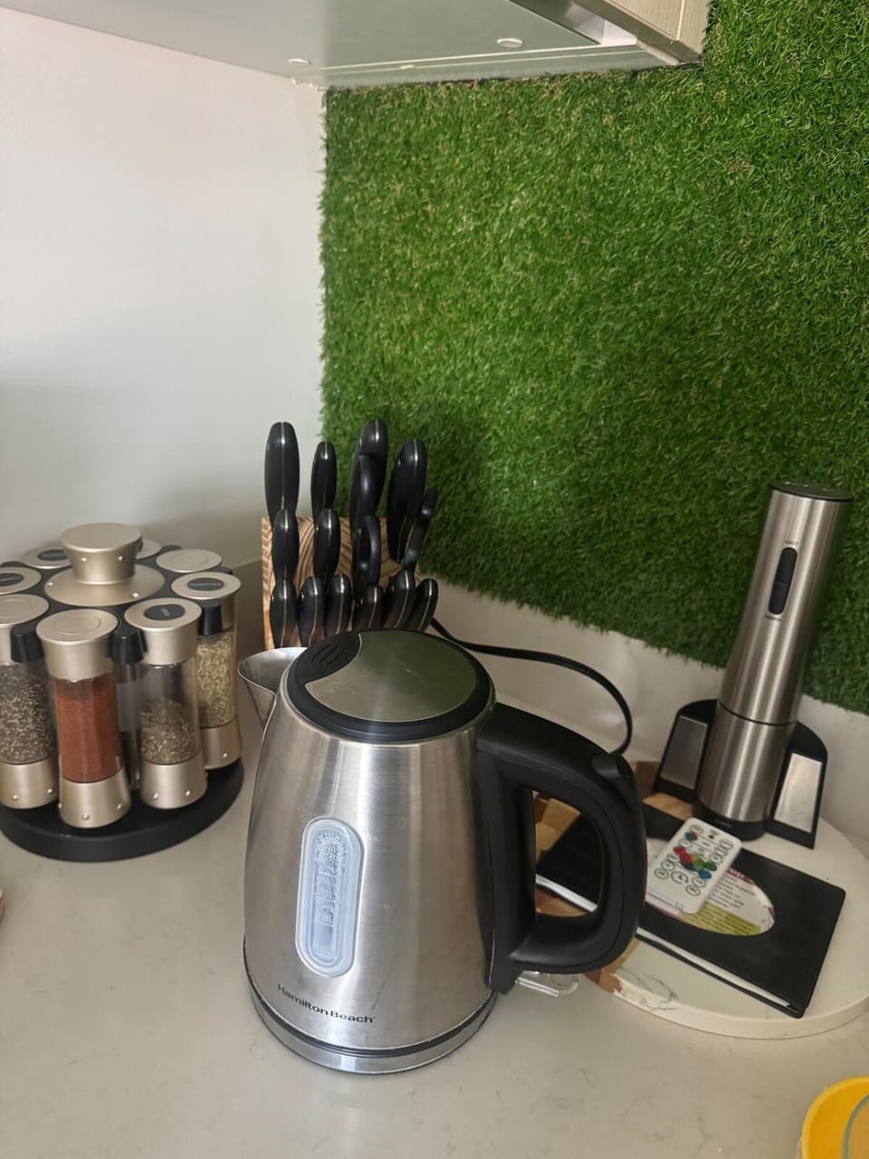 Kitchen or kitchenette, minibar