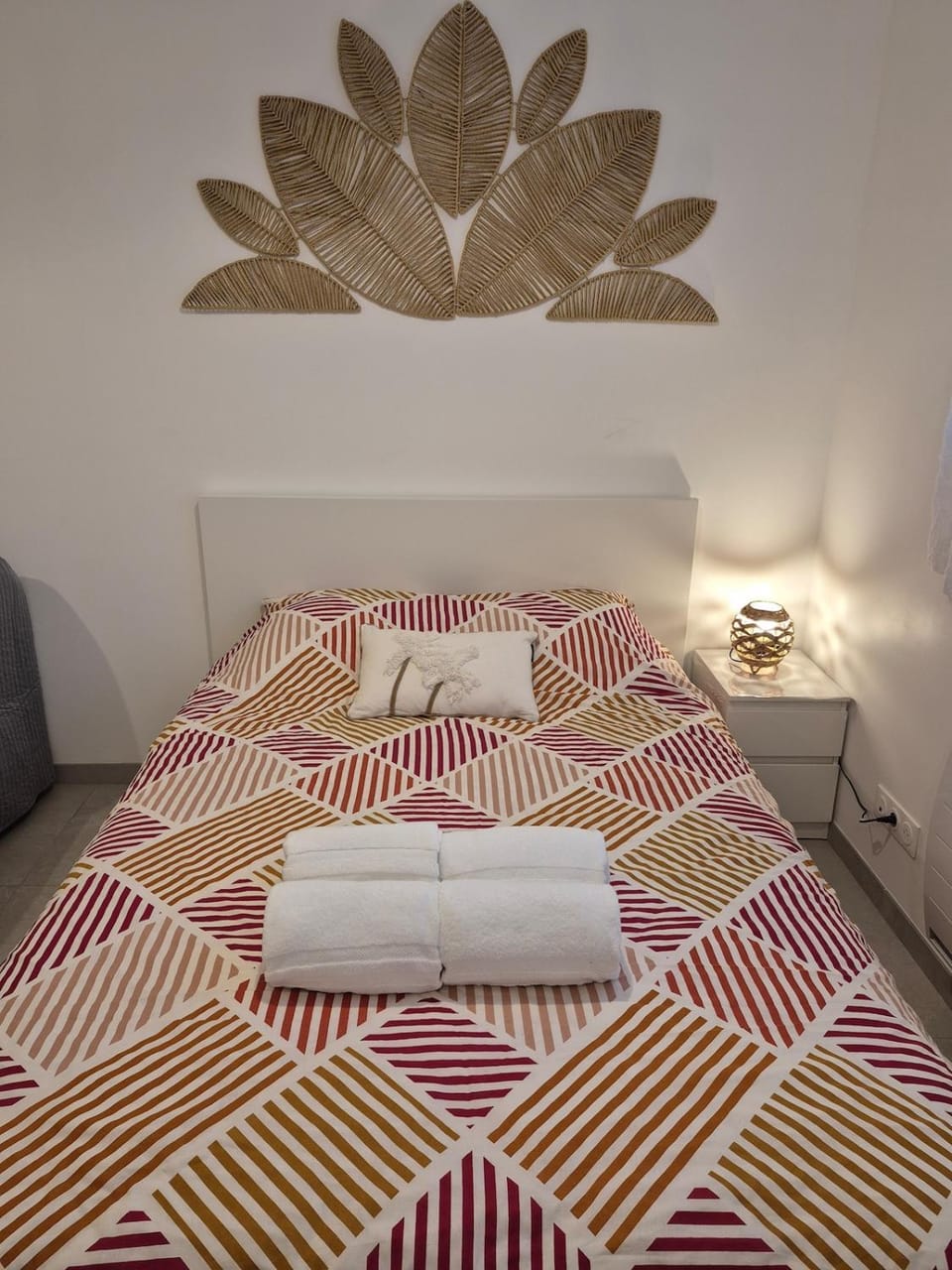Bed, Bedroom, internet, towels