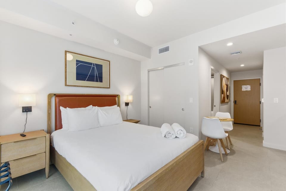 Bed, TV and multimedia, Bedroom