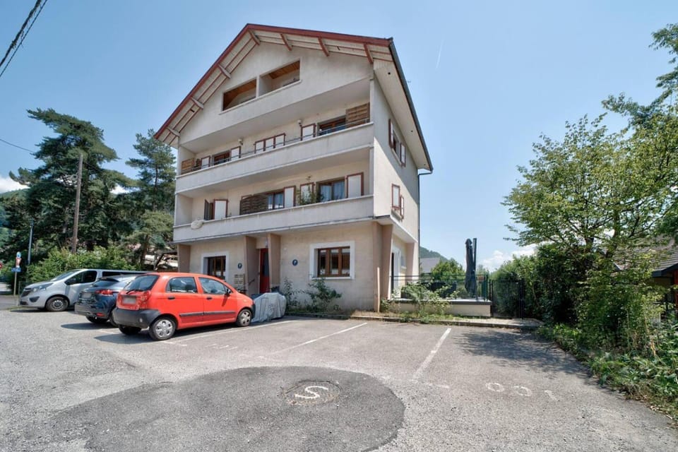 Property building, Day, Neighbourhood, Lobby or reception, Street view, Location, Parking