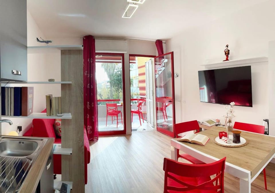 TV and multimedia, Kitchen or kitchenette, Living room, Seating area, Dining area