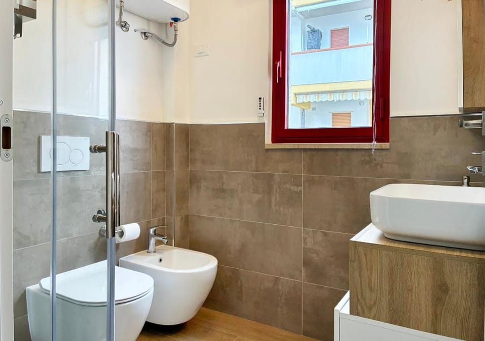 Shower, Toilet, Bathroom, bidet, towels