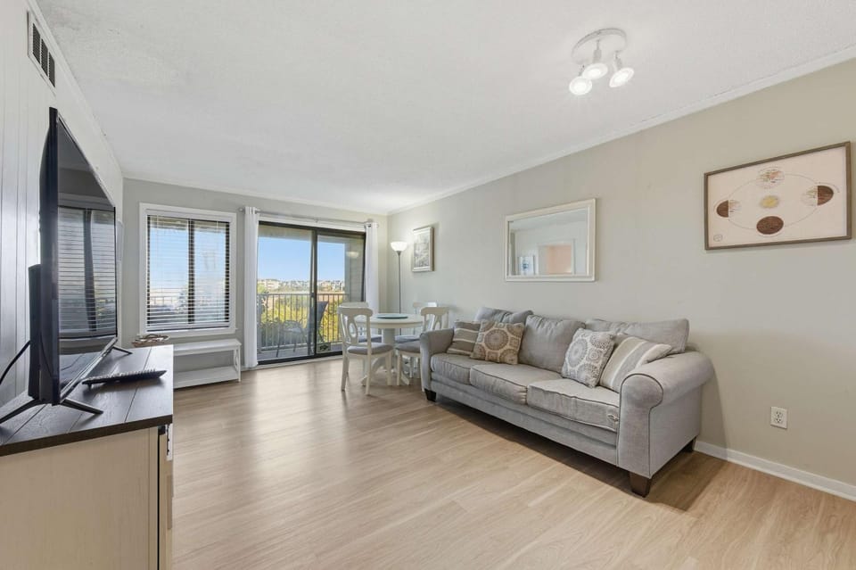 Coastal 2BR Condo w Ocean Views & Pool Apartment in Hilton Head Island
